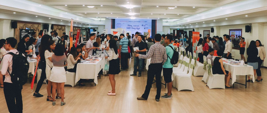 Nhiều thí sinh và phụ huynh đến nghe tư vấn, tìm hiểu du học trong một buổi hội thảo