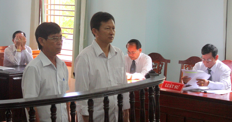 Hai bị cáo Hiếu (phải), Thám (trái) tại phiên tòa.