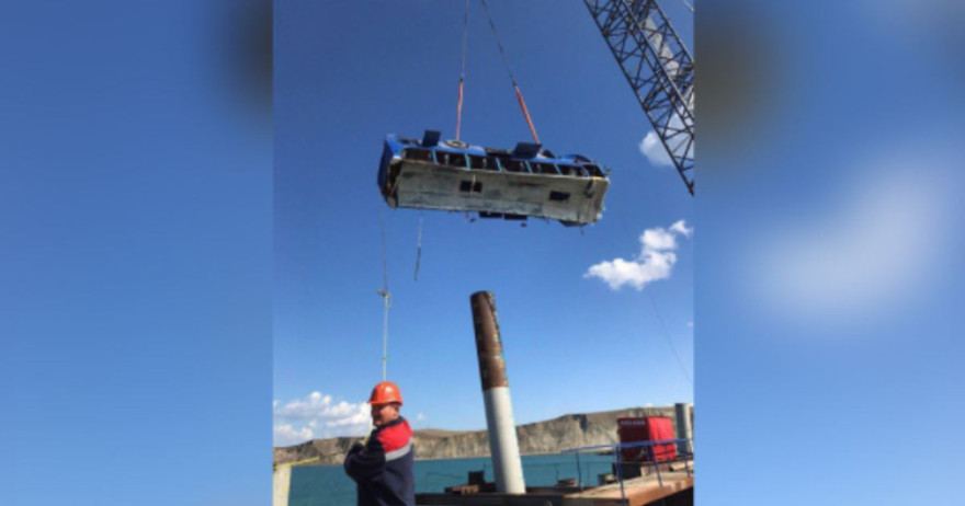 Chiếc xe buýt gặp nạn được kéo lên khỏi mặt nước bằng cần cẩu. Ảnh: life.ru