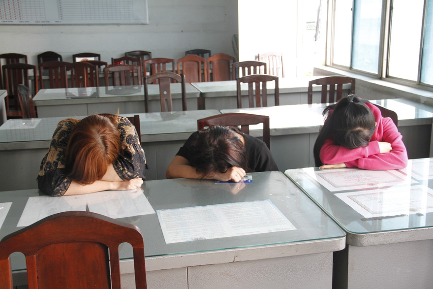 Các cô gái bán dâm trong đường dây bị công an phát hiện. Ảnh CA