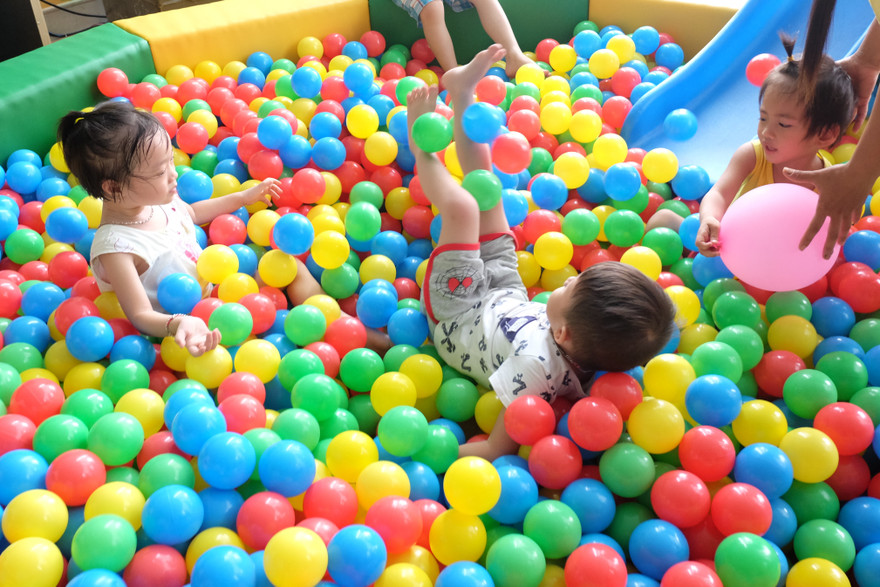 Bệnh nhi vui chơi trong khu vui chơi