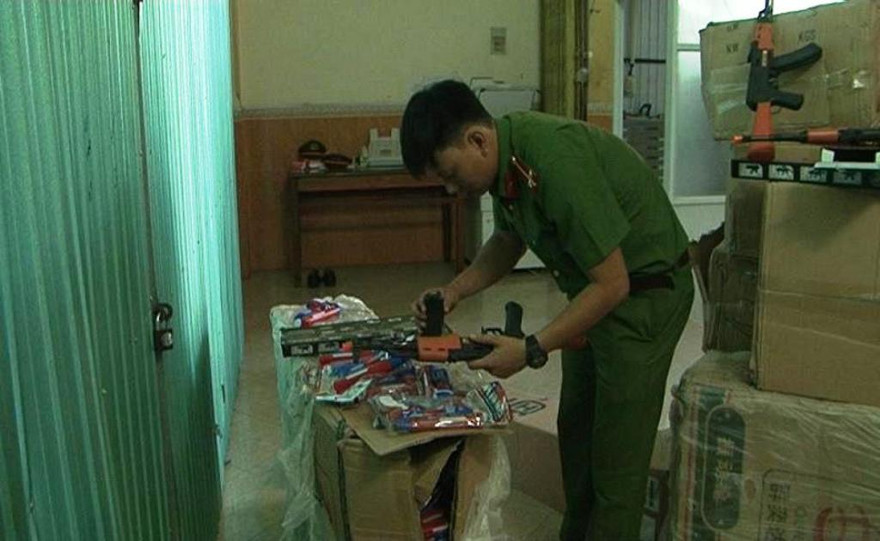 Trong 8 kiện hàng chở trên xe ô tô, công an phát hiện có nhiều đồ chơi trẻ em mang tính bạo lực