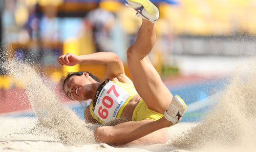 Cú nhảy giúp Thu Thảo giành HC vàng SEA Games 29. Ảnh: Đức Đồng.