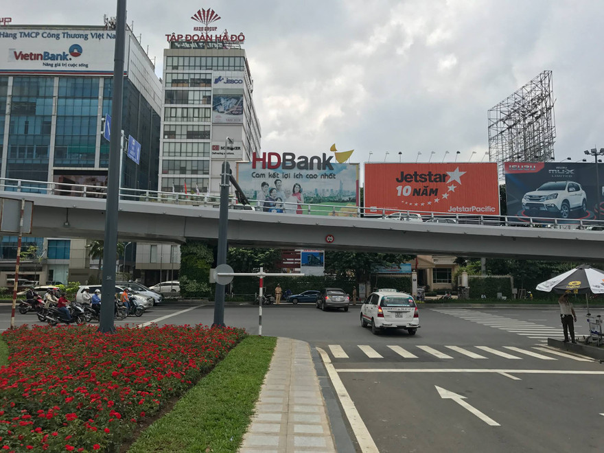 Mở thêm đường và gắn thêm trụ đèn tín hiệu để giải cứu cửa ngõ Tân Sơn Nhất.