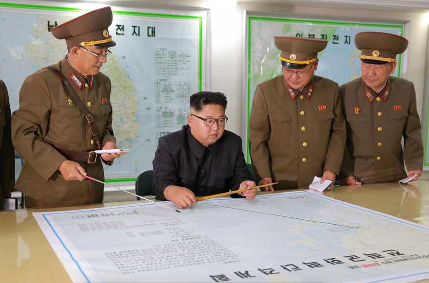 Bức ảnh được cơ quan thông tấn trung ương Triều Tiên (KCNA) công bố hôm nay, 15/8 cho thấy Chủ tịch Triều Tiên Kim Jong-un xem xét tấm bản đồ có tên "Kế hoạch khai hỏa của Lực lượng Chiến lược". Ảnh: KCNA