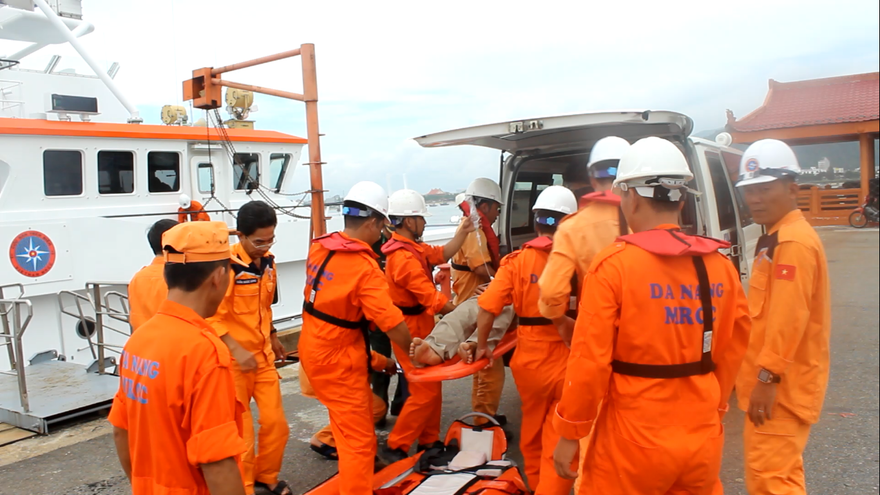 Lực lượng cứu nạn đưa một bệnh nhân bị thương trên biển vào cầu cảng Trung tâm phối hợp tìm kiếm cứu nạn hàng hải khu vực II.