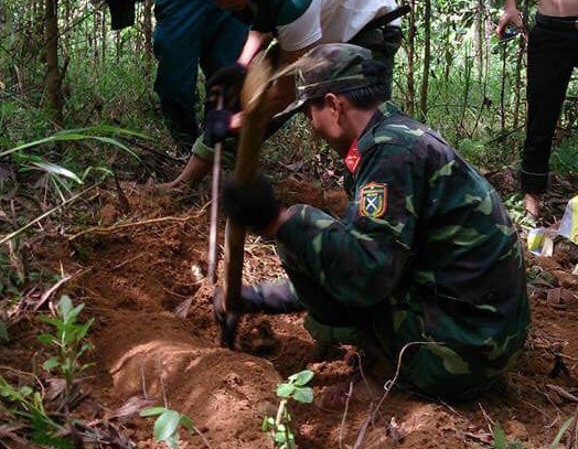 Lực lượng chức năng tháo dỡ 4 quả bom, mìn trong vườn nhà ông Trung.