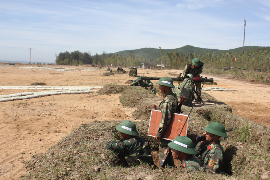 Trận địa hoả lực cửa Sư đoàn 324 đang quan sát, tiêu diệt mục tiểu trong diễn tập.