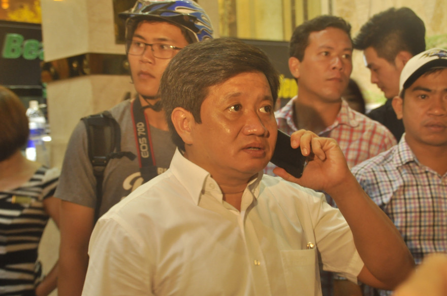 Ông Đoàn Ngọc Hải cùng đoàn liên ngành kiểm tra lập lại trật tự đô thị trong đêm. Ảnh Việt Văn