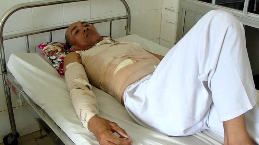 Ông Dư trên giường bệnh.