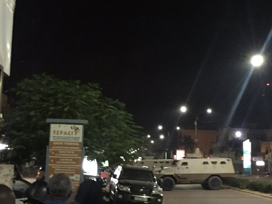 Lực lượng an ninh bao vây hiện trường vụ tấn công. Ảnh: Twitter