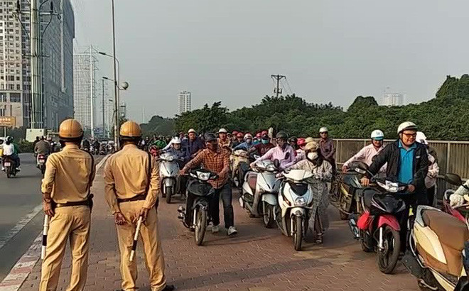 Hàng trăm người dắt xe trên vỉa hè để tránh ách tắc giao thông. Ảnh: M.Đ