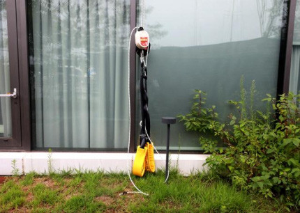 Dây thoát hiểm từng được 3 người Việt Nam sử dụng để bỏ trốn khỏi khu cách ly ở Gimpo (Hàn Quốc) hồi cuối tháng Bảy. Ảnh: News1