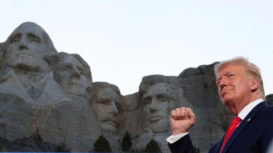 Tổng thống Mỹ Donald Trump đứng trước núi Rushmore. Ảnh: Reuters