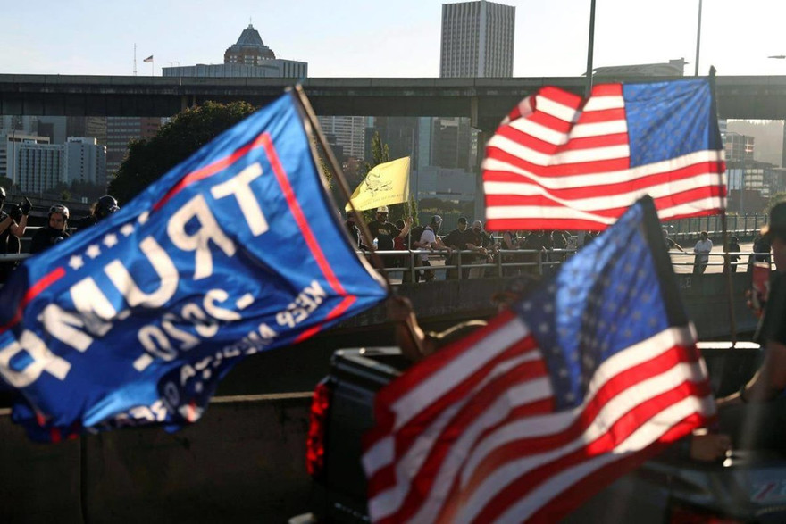 Đoàn xe ủng hộ Tổng thống Trump. Ảnh: AP