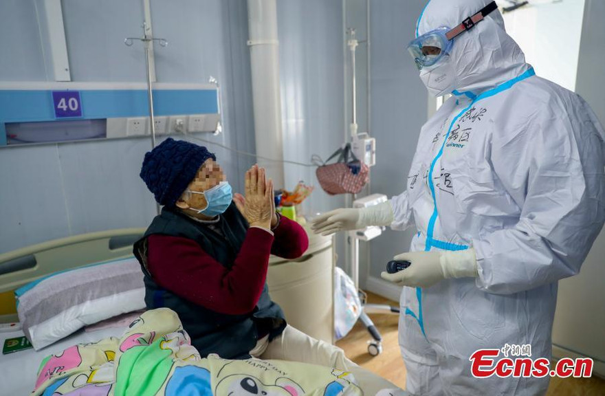 Bệnh nhân cảm ơn bác sĩ bệnh viện Hỏa Thần Sơn. Ảnh: ECNS