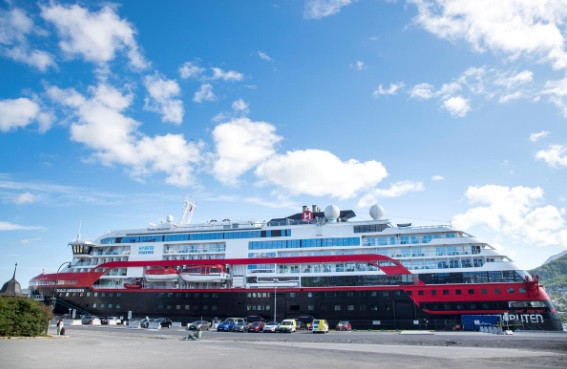 Tàu MS Roald Amundsen. Ảnh: Reuters