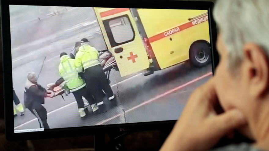 Cảnh ông Navalny đi cấp cứu nhìn từ camera an ninh. Ảnh: EPA