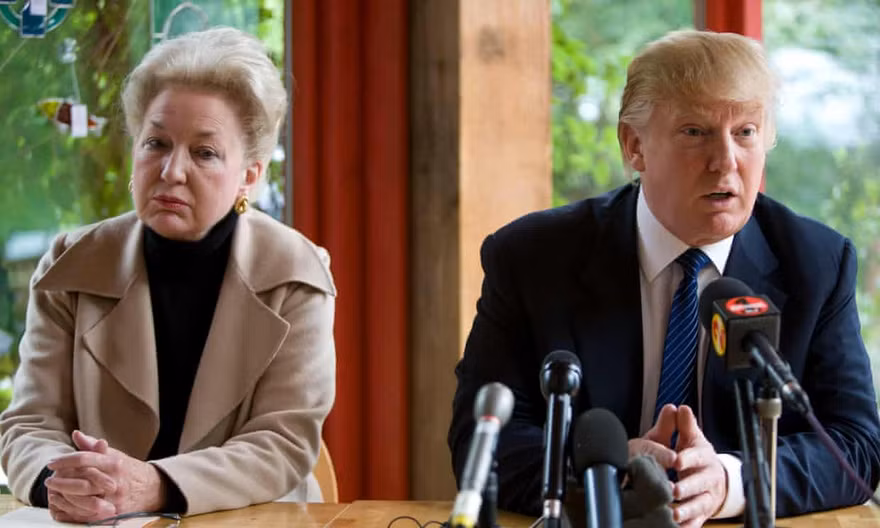 Ông Trump và chị gái Maryanne Trump Barry hồi năm 2008. Ảnh: The Guardian