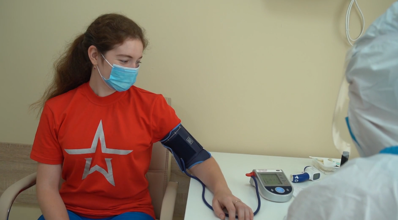 Một tình nguyện viên tham gia thử nghiệm vắc-xin COVID-19. Ảnh: RT