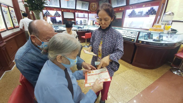 Cụ bà 80 tuổi cũng sốt sắng với giá vàng