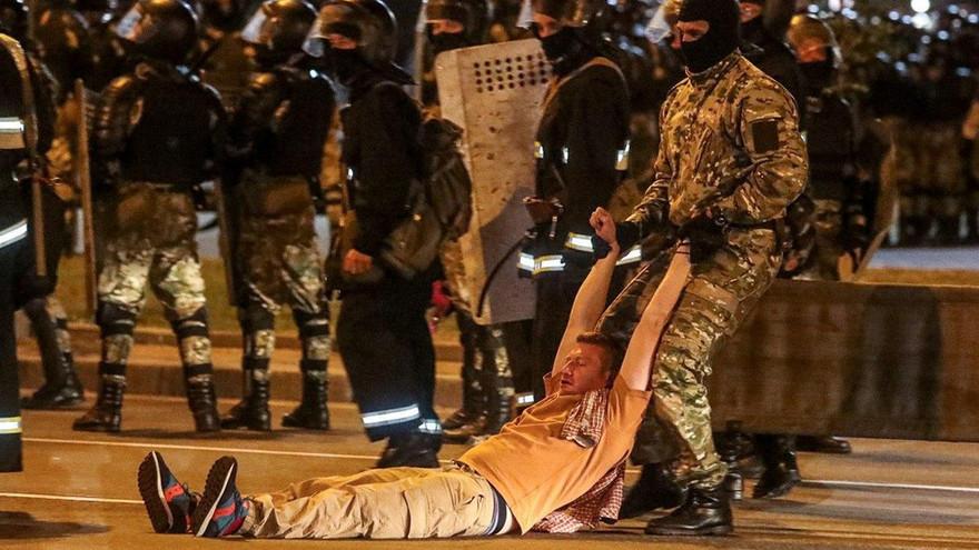 Cảnh sát khống chế người biểu tình. Ảnh: Reuters