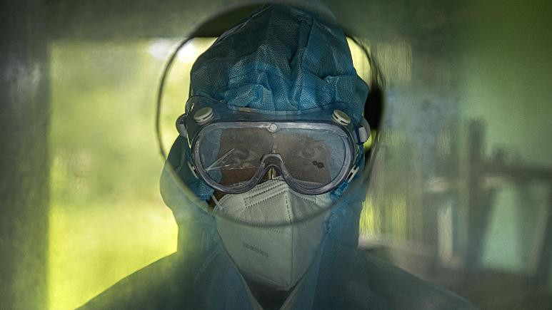 Nhân viên y tế Ấn Độ. Ảnh: AP