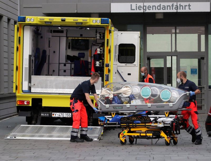 Một chiếc cáng trống trơn được đưa lên chiếc xe cứu thương nghi là chở ông Navalny từ sân bay đến bệnh viện Charite. Ảnh: AP