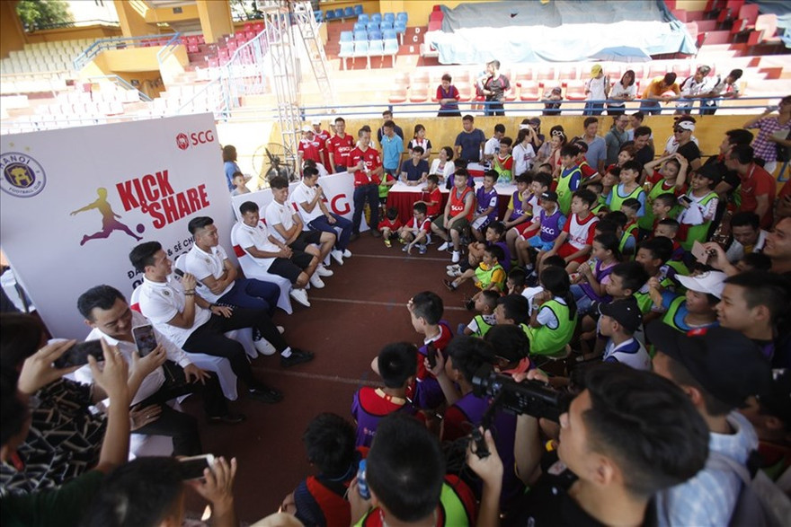 Các cầu thủ trong chương trình "Đá bóng và sẻ chia". Ảnh: Đ.H