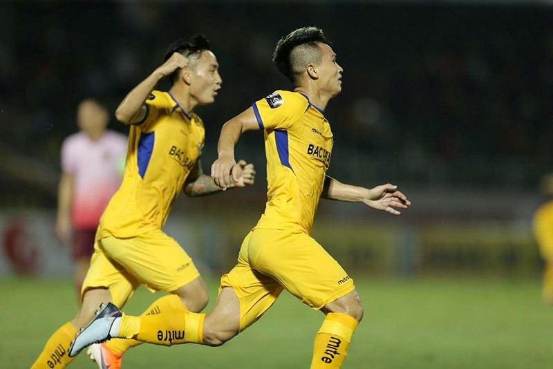 Hồ Tuấn Tài (phải) mở tỷ số cho SLNA.