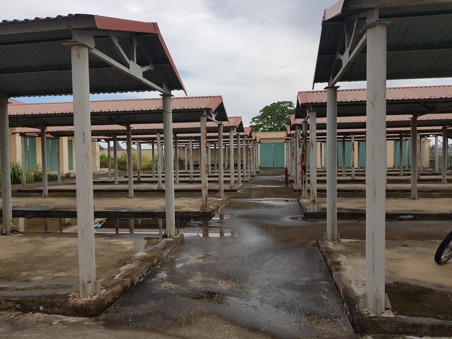 Khu chợ Gia Tiến được đầu tư 15 tỷ xây dựng từ năm 2015 rồi bỏ hoang. Ảnh: Đ.H