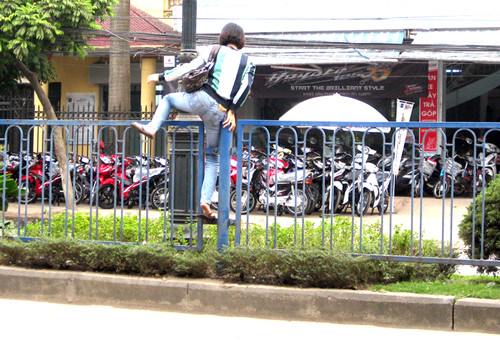 Xử phạt người đi bộ vi phạm Luật Giao thông vào tháng 2/2016.