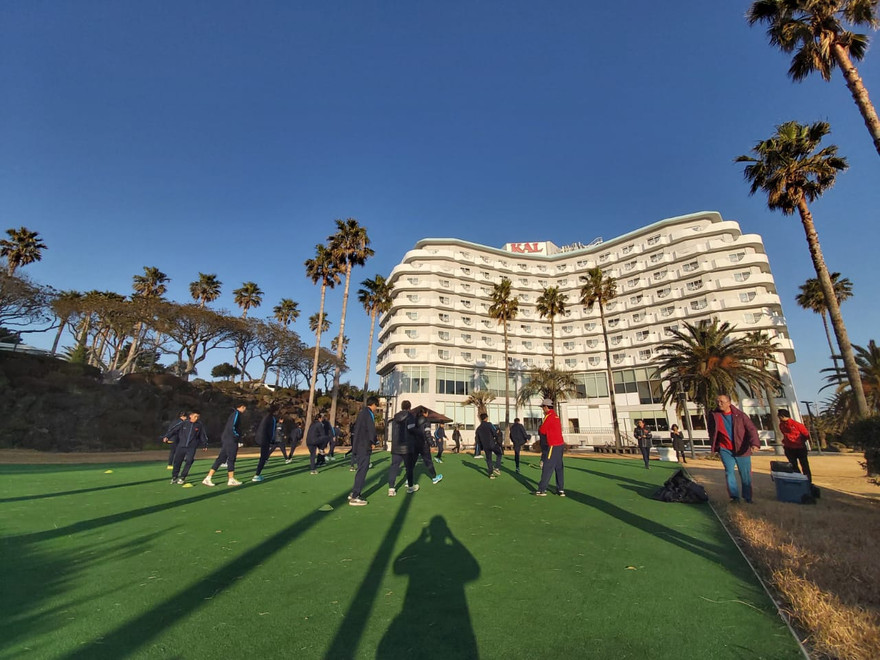 Tuyển nữ Việt Nam nhận quà bất ngờ từ thầy Park 