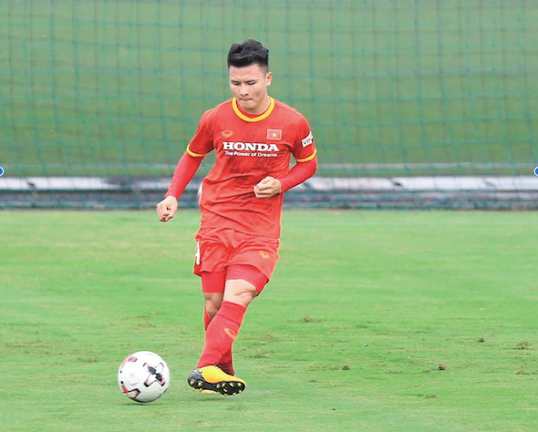 Quang Hải tập riêng, thầy Park lo ngay ngáy 