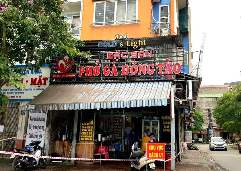 Lực lượng chức năng phong toả quán phở. Ảnh: M.Đ