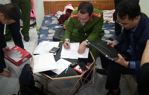 Cặp vợ chồng tại cơ quan công an. Ảnh:B.C.A