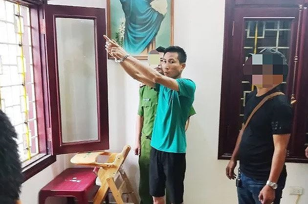 Công an thực nghiệm hành vi đột nhập của Cửu tại nhà ông Minh.