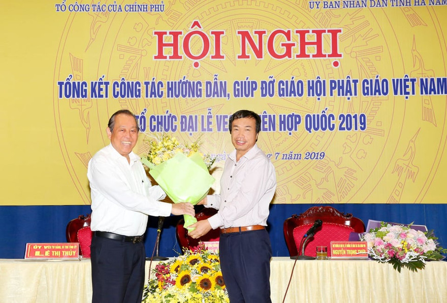 Phó Thủ tướng Thường trực Chính phủ Trương Hoà Bình cùng đại diện Doanh nghiệp Xuân Trường. Ảnh: L.S
