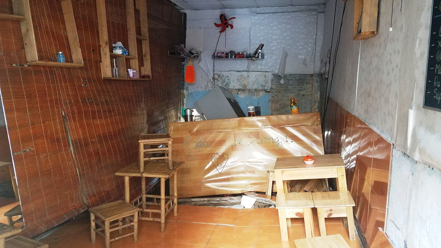 Quán cà phê bị sụt nền, nứt tường.