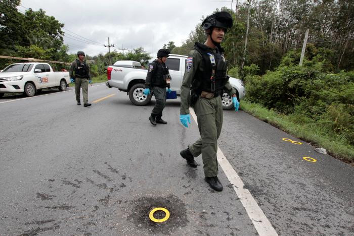 Quân đội Thái Lan rà soát khu vực xảy ra vụ tấn công ngày 3/4. Ảnh: Reuters