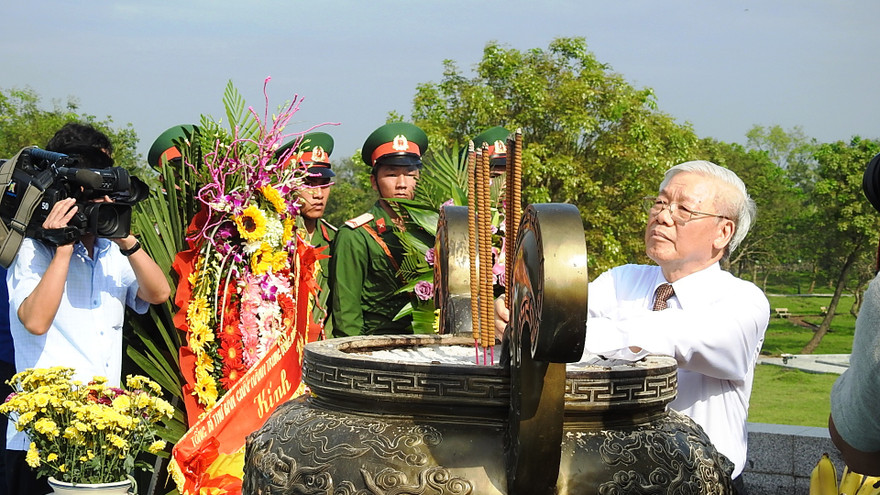 Tổng Bí thư Nguyễn Phú Trọng dâng hương tại Thành cổ Quảng Trị