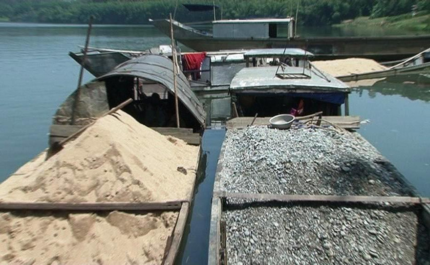 Lực lượng CSGT đường thủy Công an TT-Huế vừa mới bắt quả tang 3 thuyền lớn hút trộm cát trên thượng nguồn sông Hương đoạn qua xã Thủy Bằng, thị xã Hương Thủy.