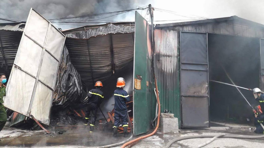 Sững sờ với hiện trường vụ cháy kho hàng đường Phạm Hùng