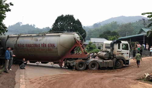 Xe bồn chở xi măng chắn ngang quốc lộ 6. Ảnh: Gia Chính