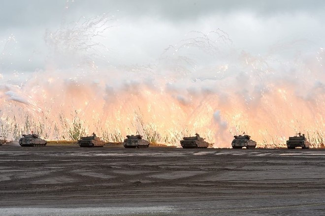 Xe tăng lực lượng mặt đất Nhật Bản bắn pháo sáng trong cuộc tập trận ở núi Phú Sĩ. Ảnh: JGSDF