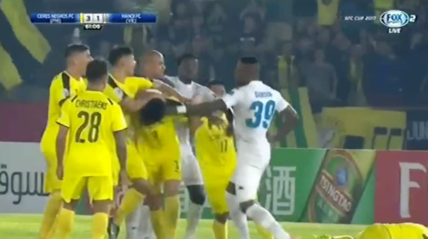 Cầu thủ Hà Nội FC đấm liên tiếp đối phương như trên võ đài