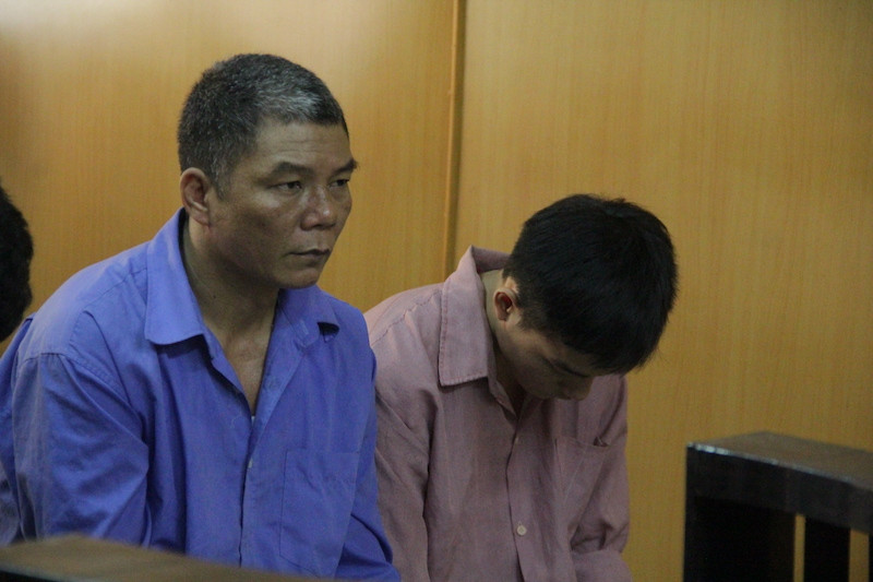 Ông Lượng (áo xanh) tại tòa. Ảnh: Tân Châu