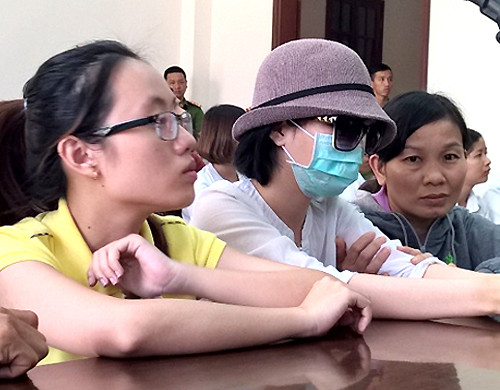 Nạn nhân Hương đeo khẩu trang đến dự phiên tòa. Ảnh: VnExpress