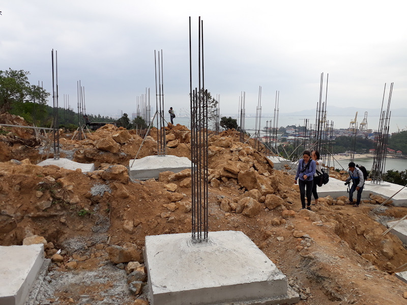 40 nền móng và trụ các biệt thự xây không phép tại bán đảo Sơn Trà. Ảnh: Nguyễn Thành