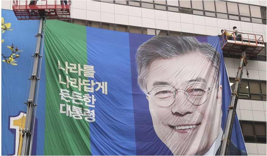 Tấm pano cổ động cho chiến dịch tranh cử của ông Moon Jae-in được phóng to trên đường phố.